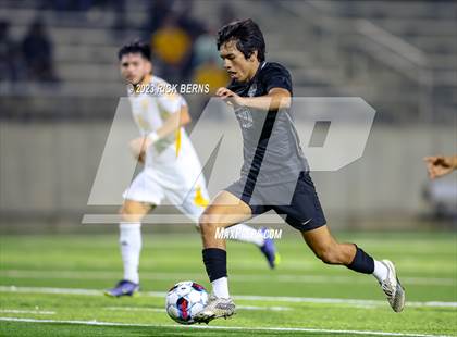 Thumbnail 2 in Grand Oaks vs Eisenhower (UIL6A RegionII Bi-district playoffs) photogallery.