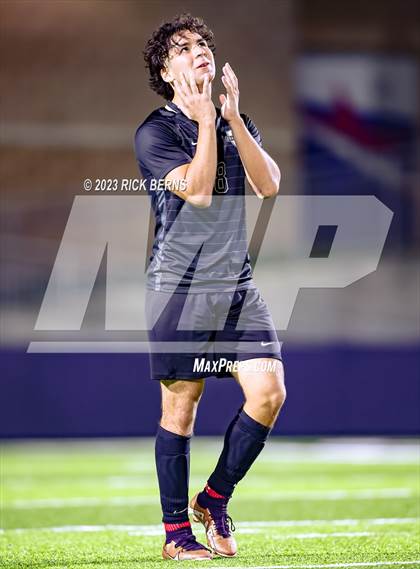 Thumbnail 3 in Grand Oaks vs Eisenhower (UIL6A RegionII Bi-district playoffs) photogallery.