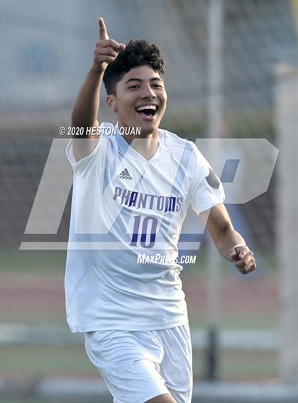 Thumbnail 3 in Cathedral vs. Loyola (CIF State SoCal Regional D1 Final) photogallery.