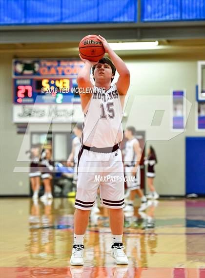 Thumbnail 2 in Perryville vs. Mansfield (AAA 3A Regional Playoff) photogallery.
