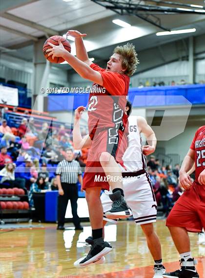 Thumbnail 2 in Perryville vs. Mansfield (AAA 3A Regional Playoff) photogallery.