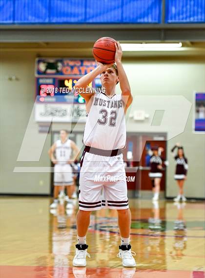 Thumbnail 2 in Perryville vs. Mansfield (AAA 3A Regional Playoff) photogallery.