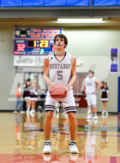Thumbnail 3 in Perryville vs. Mansfield (AAA 3A Regional Playoff) photogallery.
