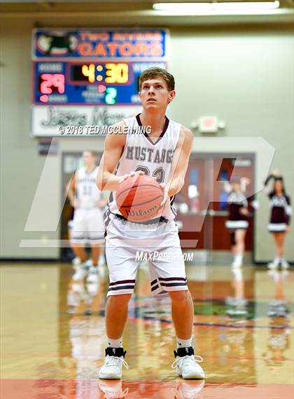 Thumbnail 1 in Perryville vs. Mansfield (AAA 3A Regional Playoff) photogallery.