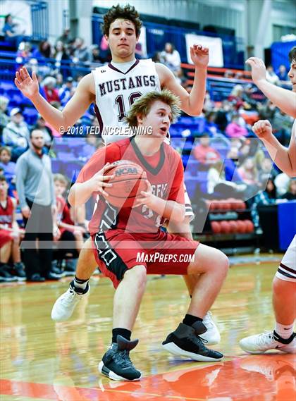 Thumbnail 2 in Perryville vs. Mansfield (AAA 3A Regional Playoff) photogallery.
