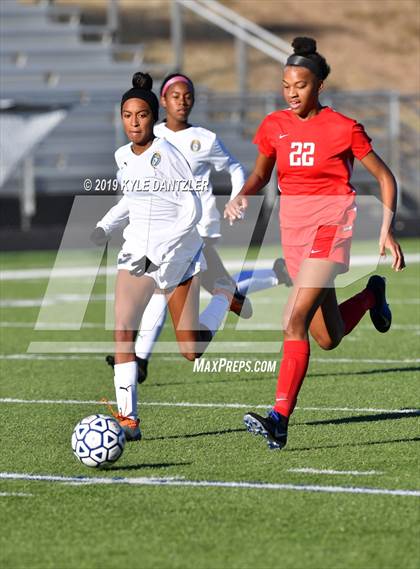 Thumbnail 3 in St. Thomas Aquinas vs Carondelet (National Elite Prep Showcase) photogallery.