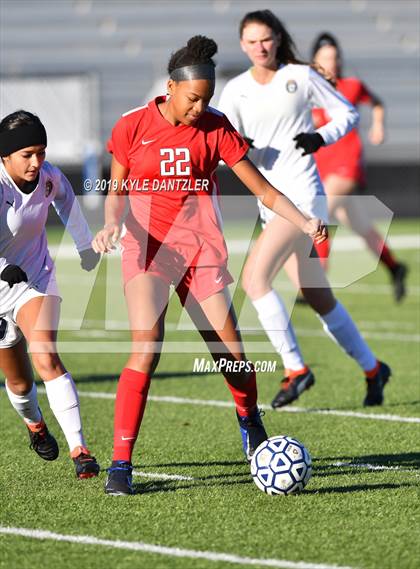 Thumbnail 3 in St. Thomas Aquinas vs Carondelet (National Elite Prep Showcase) photogallery.
