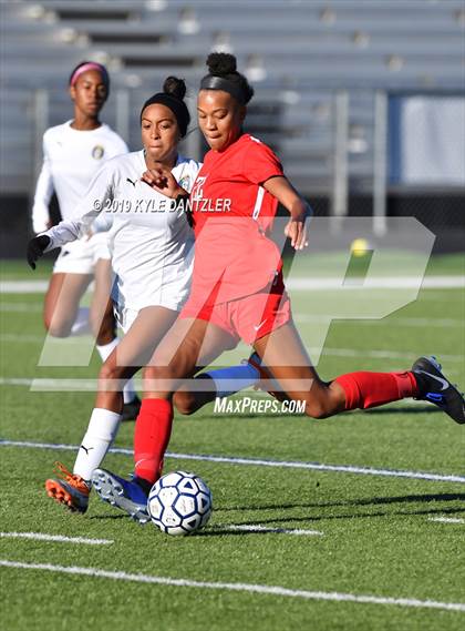 Thumbnail 1 in St. Thomas Aquinas vs Carondelet (National Elite Prep Showcase) photogallery.
