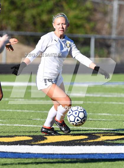 Thumbnail 3 in St. Thomas Aquinas vs Carondelet (National Elite Prep Showcase) photogallery.