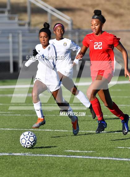 Thumbnail 2 in St. Thomas Aquinas vs Carondelet (National Elite Prep Showcase) photogallery.