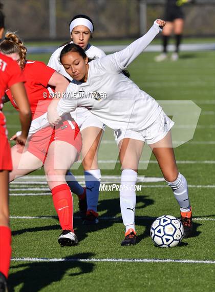 Thumbnail 2 in St. Thomas Aquinas vs Carondelet (National Elite Prep Showcase) photogallery.