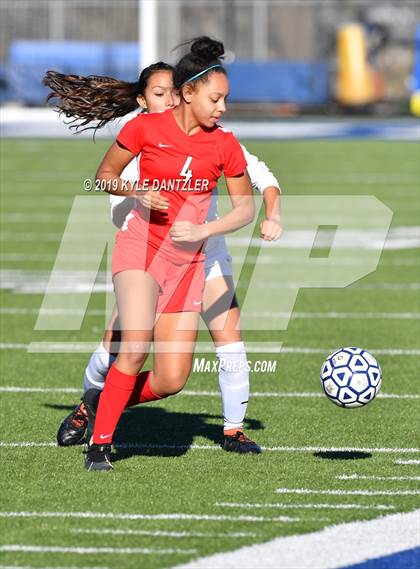 Thumbnail 2 in St. Thomas Aquinas vs Carondelet (National Elite Prep Showcase) photogallery.