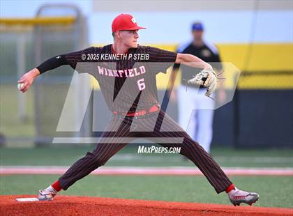 Thumbnail 3 in St. James vs. Winnfield (LHSAA Division III Non-Select Bi-District) photogallery.