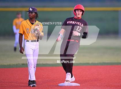 Thumbnail 2 in St. James vs. Winnfield (LHSAA Division III Non-Select Bi-District) photogallery.