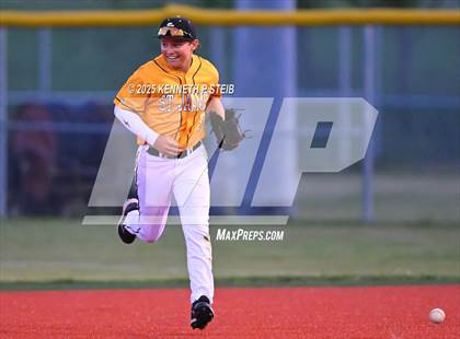 Thumbnail 2 in St. James vs. Winnfield (LHSAA Division III Non-Select Bi-District) photogallery.