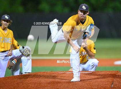 Thumbnail 1 in St. James vs. Winnfield (LHSAA Division III Non-Select Bi-District) photogallery.