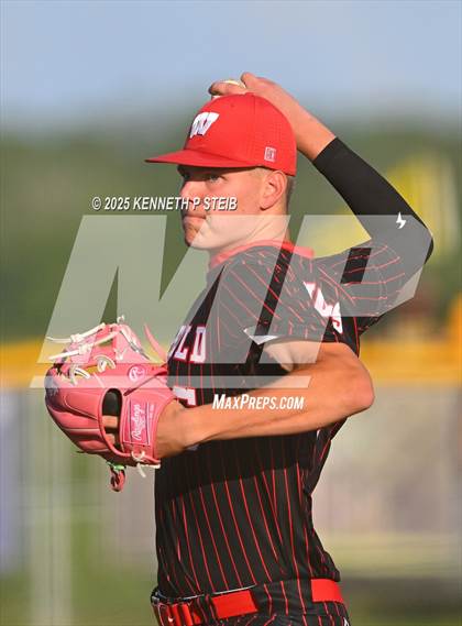 Thumbnail 3 in St. James vs. Winnfield (LHSAA Division III Non-Select Bi-District) photogallery.
