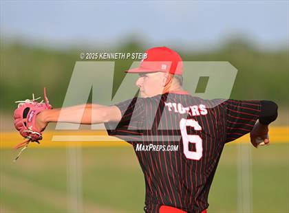 Thumbnail 3 in St. James vs. Winnfield (LHSAA Division III Non-Select Bi-District) photogallery.