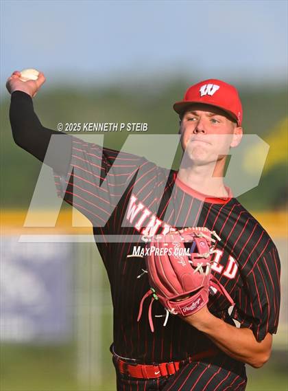 Thumbnail 1 in St. James vs. Winnfield (LHSAA Division III Non-Select Bi-District) photogallery.