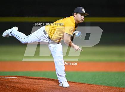 Thumbnail 1 in St. James vs. Winnfield (LHSAA Division III Non-Select Bi-District) photogallery.