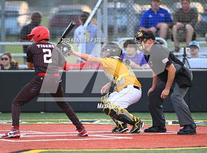 Thumbnail 1 in St. James vs. Winnfield (LHSAA Division III Non-Select Bi-District) photogallery.