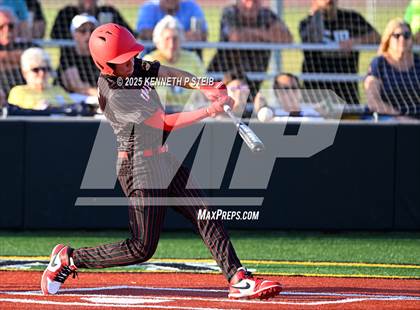 Thumbnail 2 in St. James vs. Winnfield (LHSAA Division III Non-Select Bi-District) photogallery.