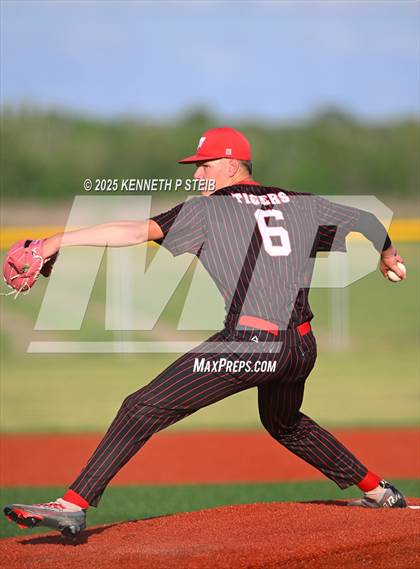 Thumbnail 1 in St. James vs. Winnfield (LHSAA Division III Non-Select Bi-District) photogallery.