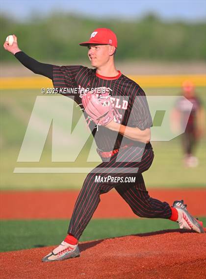 Thumbnail 2 in St. James vs. Winnfield (LHSAA Division III Non-Select Bi-District) photogallery.