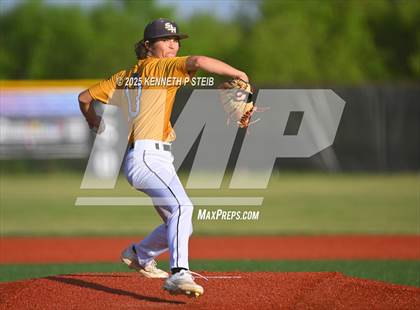 Thumbnail 3 in St. James vs. Winnfield (LHSAA Division III Non-Select Bi-District) photogallery.