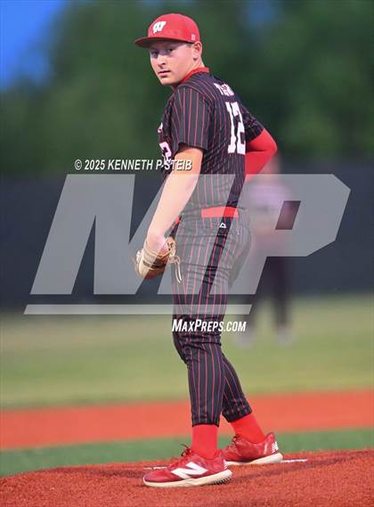 Thumbnail 1 in St. James vs. Winnfield (LHSAA Division III Non-Select Bi-District) photogallery.