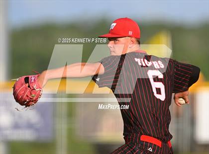 Thumbnail 2 in St. James vs. Winnfield (LHSAA Division III Non-Select Bi-District) photogallery.