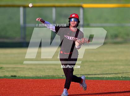 Thumbnail 1 in St. James vs. Winnfield (LHSAA Division III Non-Select Bi-District) photogallery.