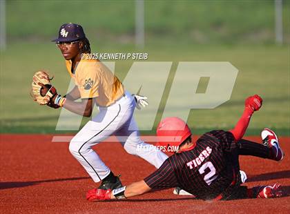 Thumbnail 2 in St. James vs. Winnfield (LHSAA Division III Non-Select Bi-District) photogallery.
