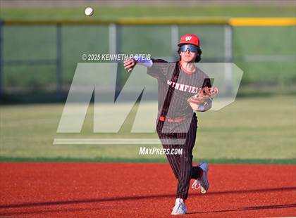 Thumbnail 3 in St. James vs. Winnfield (LHSAA Division III Non-Select Bi-District) photogallery.