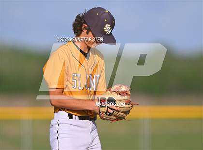 Thumbnail 3 in St. James vs. Winnfield (LHSAA Division III Non-Select Bi-District) photogallery.