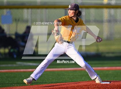Thumbnail 2 in St. James vs. Winnfield (LHSAA Division III Non-Select Bi-District) photogallery.