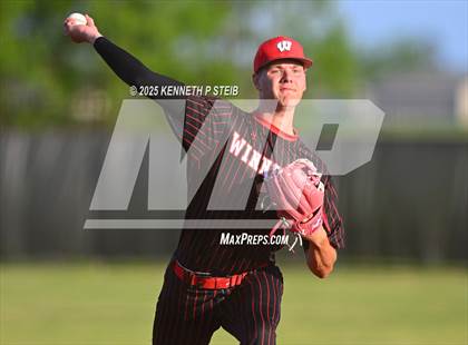 Thumbnail 1 in St. James vs. Winnfield (LHSAA Division III Non-Select Bi-District) photogallery.