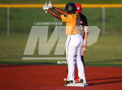 Thumbnail 1 in St. James vs. Winnfield (LHSAA Division III Non-Select Bi-District) photogallery.