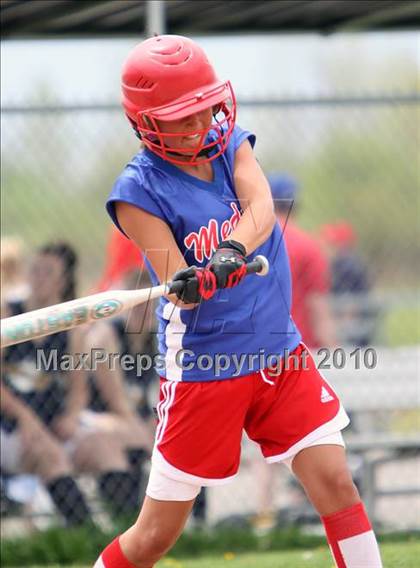Thumbnail 3 in Sweet Home vs Medina (13th Depew Tournament) photogallery.