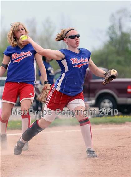 Thumbnail 1 in Sweet Home vs Medina (13th Depew Tournament) photogallery.