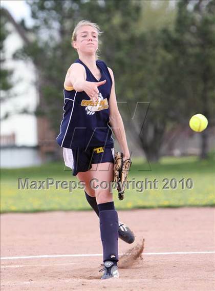 Thumbnail 3 in Sweet Home vs Medina (13th Depew Tournament) photogallery.