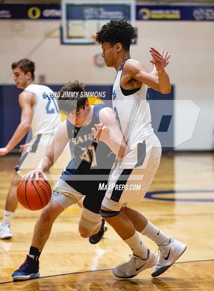 Thumbnail 2 in Pincknehville vs Bloomington Central Catholic (Bank of O'Fallon Shootout) photogallery.