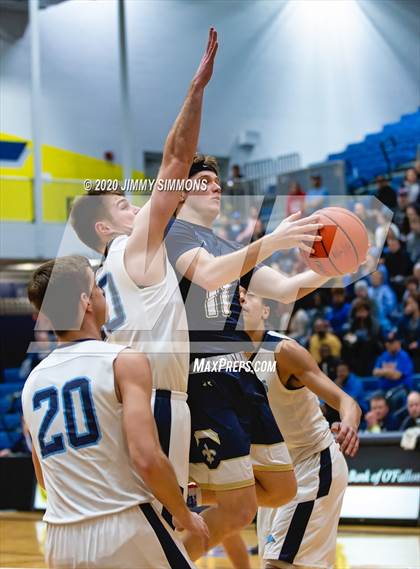 Thumbnail 3 in Pincknehville vs Bloomington Central Catholic (Bank of O'Fallon Shootout) photogallery.