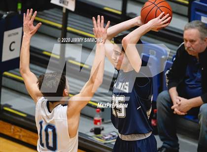 Thumbnail 3 in Pincknehville vs Bloomington Central Catholic (Bank of O'Fallon Shootout) photogallery.