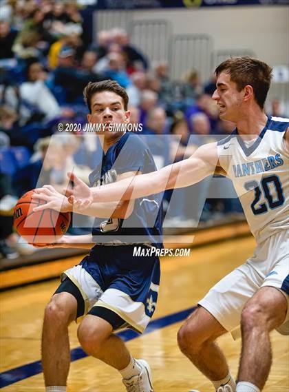 Thumbnail 1 in Pincknehville vs Bloomington Central Catholic (Bank of O'Fallon Shootout) photogallery.