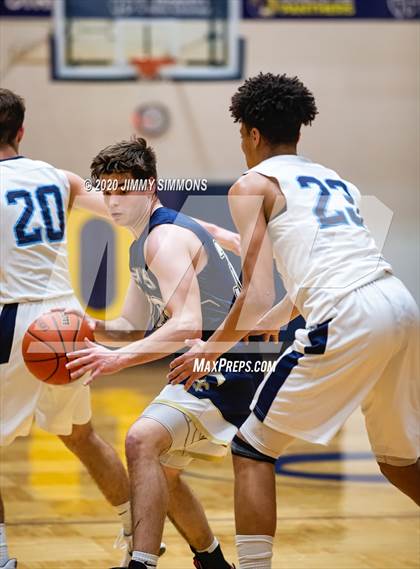 Thumbnail 2 in Pincknehville vs Bloomington Central Catholic (Bank of O'Fallon Shootout) photogallery.