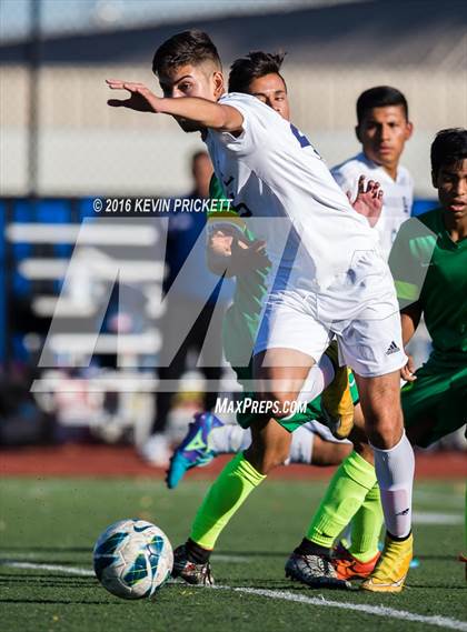 Thumbnail 2 in Fossil Ridge vs. Lincoln (CHSAA 5A 2nd Round) photogallery.