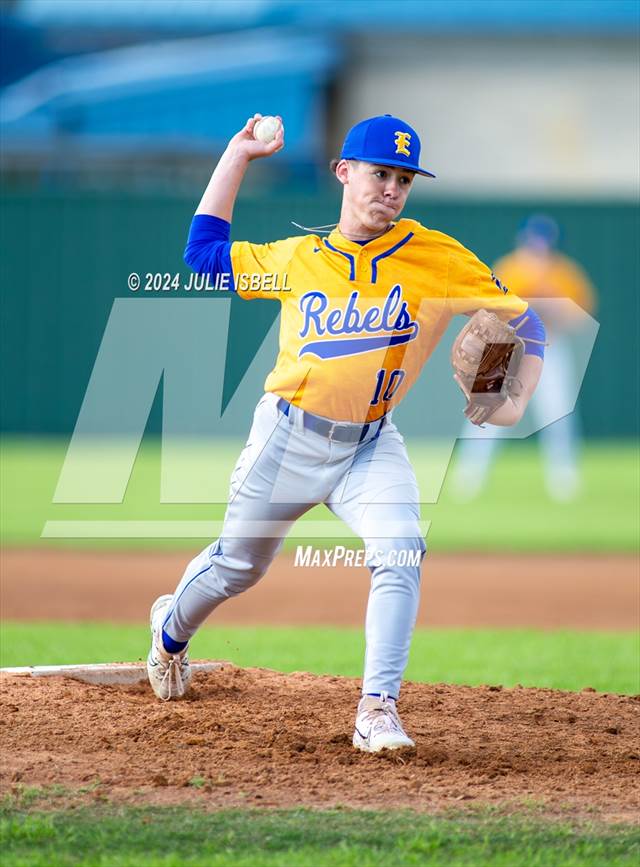 Julie Isbell High School Sports Photographer Bio