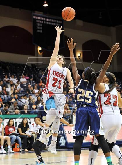 Thumbnail 3 in Bonita Vista vs Imperial (CIF SDS D2 Final) photogallery.