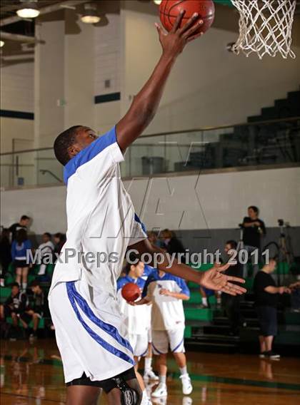 Thumbnail 2 in Waverly vs. San Marino (Tip-Off Classic) photogallery.